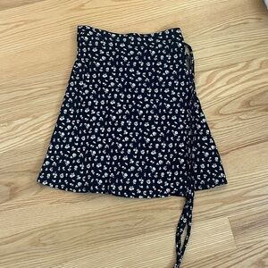 Brandy Melville Genevieve skirt in dark navy color with cream flower pattern